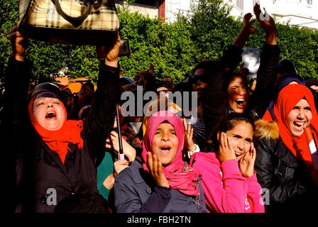 Le donne tunisine wave bandiere nazionali e gridare slogan durante la celebrazione del quinto anniversario della Tunisia 2011 rivoluzione, all'Avenue Habib Bourguiba a Tunisi, Tunisia, 14 Gennaio 2016 Foto Stock