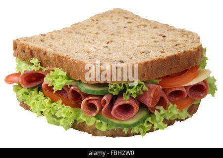 Sandwich di pane tostato per la colazione con salame prosciutto, formaggio, pomodori, lattuga isolato su uno sfondo bianco Foto Stock