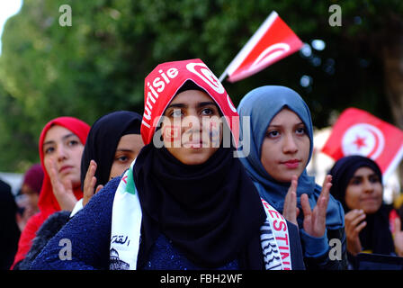 Le donne tunisine wave bandiere nazionali durante la celebrazione del quinto anniversario della Tunisia 2011 rivoluzione, all'Avenue Habib Bourguiba a Tunisi, Tunisia, 14 Gennaio 2016 Foto Stock