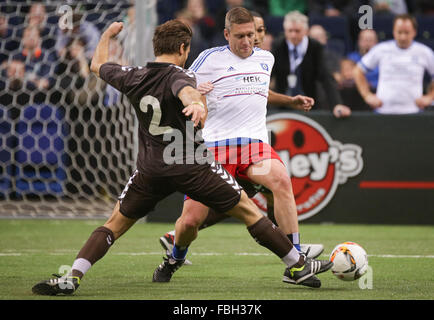 Amburgo, Germania. 16 gennaio, 2016. St Pauli di Florian Lechner (L) e Amburgo Christian Rahn si contendono la palla al 'Hero Cup' torneo al coperto con le stelle da Hamburger SV, FC St Pauli, Werder Brema, FC Barcelona, Real Madrid e Sheffield FC in Barclaycard Arena di Amburgo, Germania, 16 gennaio 2016. Foto: Axel HEIMKEN/dpa/Alamy Live News Foto Stock