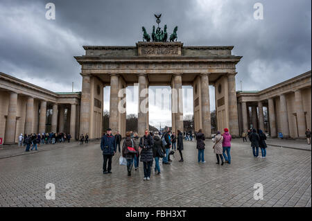 La Porta di Brandeburgo a Berlino, da est verso ovest. Foto Stock