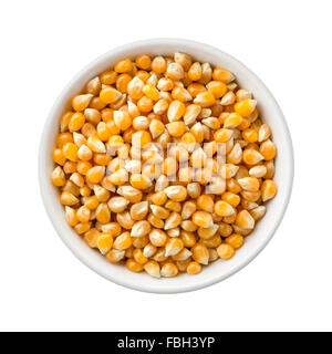 I kernel popcorn non cotti in un recipiente di ceramica. L'immagine è tagliata, isolato su uno sfondo bianco, con un percorso di clipping. Foto Stock