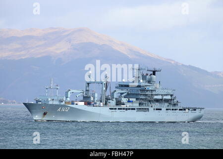 FGS Frankfurt-am-Main (A1412), a Berlino-classe oliatore di rifornimento della marina tedesca, durante l'esercizio comune della Warrior 13-1. Foto Stock