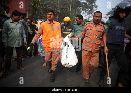 Dacca in Bangladesh. 16 gennaio, 2016. La polizia portano il corpo morto di schoolgril Sabiha Akter Sonali, 15, una classe IX studente ucciso attraversando la strada vicino Bangladesh Consiglio Bar intorno e Shahbag e morirono in loco.un organizzazione che lavora per la tutela dei diritti dei passeggeri ha detto 8,642 persone sono morte in incidenti stradali nel paese a partire dal 2014. Credito: Zakir Hossain Chowdhury/ZUMA filo/Alamy Live News Foto Stock