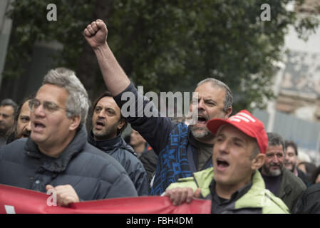 Atene, Grecia. 16 gennaio, 2016. I dimostranti e i membri dell'Unione marzo contro la sicurezza sociale e le riforme del sistema pensionistico. Credito: Nikolas Georgiou/ZUMA filo/Alamy Live News Foto Stock