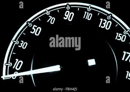 Tachimetro di notte all'interno di un automobile Foto Stock