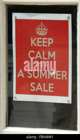 Mantenere la calma è una vendita estiva in una vetrina su Great Peter Street SW1 nella città di Londra Inghilterra GB UK 2015 Foto Stock