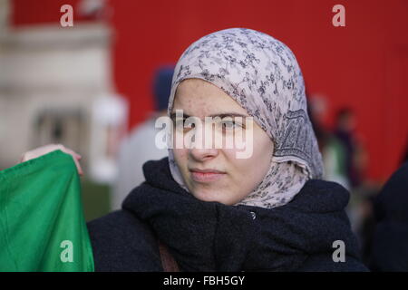 Londra, Regno Unito. 16 gennaio, 2016. Opposizione siriana e i sostenitori di protesta contro il coinvolgimento del Regno Unito airstrike e domanda per interrompere i bombardamenti chiamando per 'Drop cibo non bombe' in Trafalgar Square a Londra. Foto di credito: Vedere Li/Alamy Live News Foto Stock