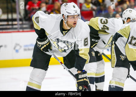 Raleigh, North Carolina, Stati Uniti d'America. Xii gen, 2016. Pittsburgh Penguins defenceman Brian Dumoulin (8) durante il gioco NHL tra i pinguini di Pittsburgh e Carolina Hurricanes al PNC Arena. © Andy Martin Jr./ZUMA filo/Alamy Live News Foto Stock