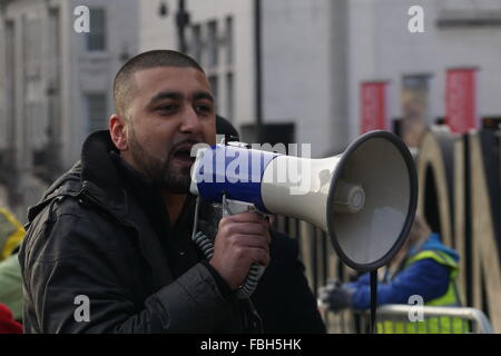 Londra, Regno Unito. 16 gennaio, 2016. Opposizione siriana e i sostenitori di protesta contro il coinvolgimento del Regno Unito airstrike e domanda per interrompere i bombardamenti chiamando per 'Drop cibo non bombe' in Trafalgar Square a Londra. Foto di credito: Vedere Li/Alamy Live News Foto Stock