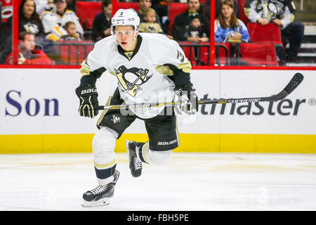 Raleigh, North Carolina, Stati Uniti d'America. Xii gen, 2016. Pittsburgh Penguins defenceman Olli Maatta (3) durante il gioco NHL tra i pinguini di Pittsburgh e Carolina Hurricanes al PNC Arena. © Andy Martin Jr./ZUMA filo/Alamy Live News Foto Stock