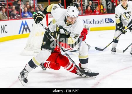 Raleigh, North Carolina, Stati Uniti d'America. Xii gen, 2016. Pittsburgh Penguins defenceman Brian Dumoulin (8) durante il gioco NHL tra i pinguini di Pittsburgh e Carolina Hurricanes al PNC Arena. © Andy Martin Jr./ZUMA filo/Alamy Live News Foto Stock