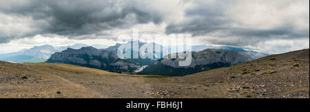 Escursionismo vista dal Monte Black Rock Fire lookout, Kananaskis Country Alberta Canada Foto Stock