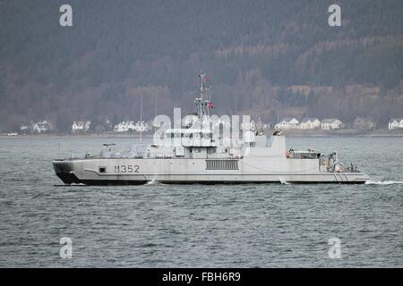 KNM Rauma (M352), un Alta classe di dragamine della Royal Navy norvegese, passa a Gourock Cloch del punto di articolazione durante un guerriero 13-1. Foto Stock