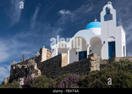 Chiesa tradizionale sulla cima di una collina in isola di Nissiros Island, Grecia Foto Stock