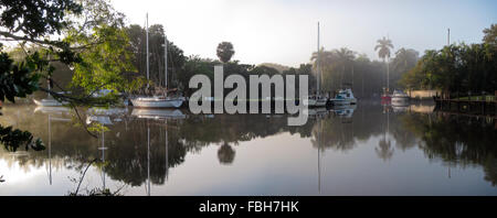 Sunrise pacifica tra barche a vela su Fort Lauderdale Florida's New River Foto Stock