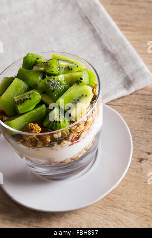 Kiwi, muesli e yogurt Foto Stock