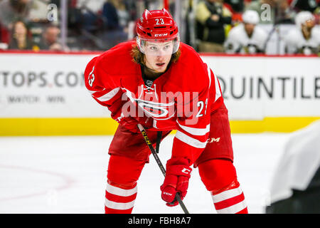 Carolina Hurricanes ala sinistra Brock McGinn (23) durante il gioco NHL tra i pinguini di Pittsburgh e Carolina Hurricanes al PNC Arena. Foto Stock