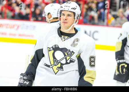 Pittsburgh Penguins center Sidney Crosby (87) durante il gioco NHL tra i pinguini di Pittsburgh e Carolina Hurricanes al PNC Arena. Foto Stock