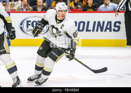 Pittsburgh Penguins center Sidney Crosby (87) durante il gioco NHL tra i pinguini di Pittsburgh e Carolina Hurricanes al PNC Arena. Foto Stock