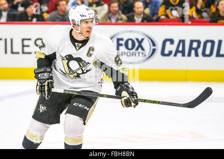 Pittsburgh Penguins center Sidney Crosby (87) durante il gioco NHL tra i pinguini di Pittsburgh e Carolina Hurricanes al PNC Arena. Foto Stock