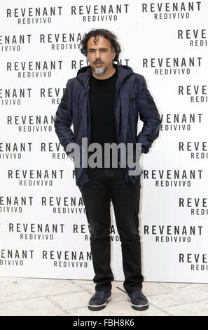 Roma, Italia. 16 gennaio, 2016. Direttore messicano Alejandro Gonzalez Inarritu pone durante una foto chiamata a presentare il suo film 'L'Revenant'. Credito: Isabella Bonotto/immagini di aggiornamento/Pacific Press/Alamy Live News Foto Stock