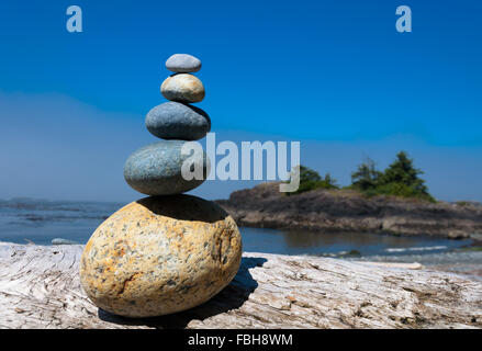 La piramide di pietre sulla spiaggia Foto Stock