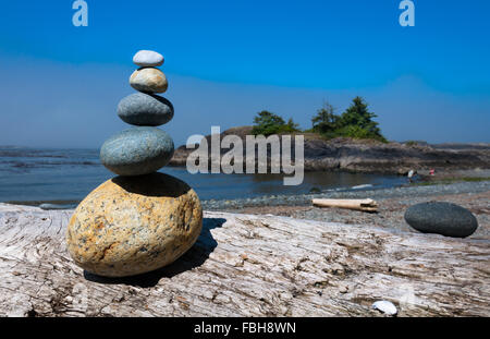 La piramide di pietre sulla spiaggia Foto Stock