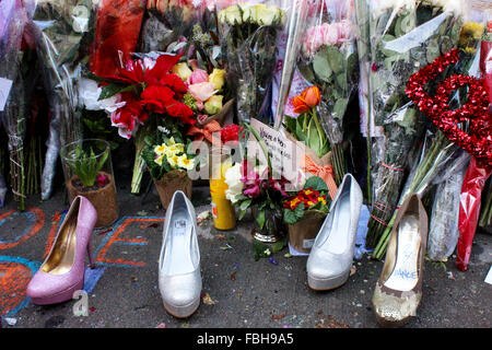 Manhattan, New York, Stati Uniti d'America. Xvi gen, 2016. memorial David Bowie lafayette st Manhattan Soho di new york foto fiori palloncini pila con tacco Scarpe glitter Credito: simon leigh/Alamy Live News Foto Stock