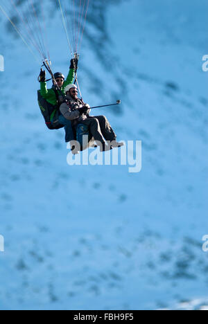 Pilota di parapendio con un passeggero tandem volare nella valle di Chamonix Foto Stock