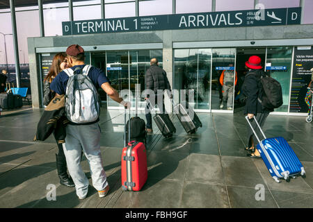 I turisti con le valigie, Aeroporto, Praga, Repubblica Ceca Foto Stock