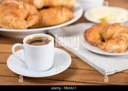 La colazione caffè e croissant al burro Foto Stock