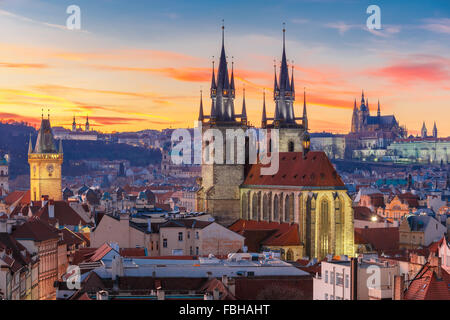 Vista aerea sulla Città Vecchia al tramonto, Praga Foto Stock