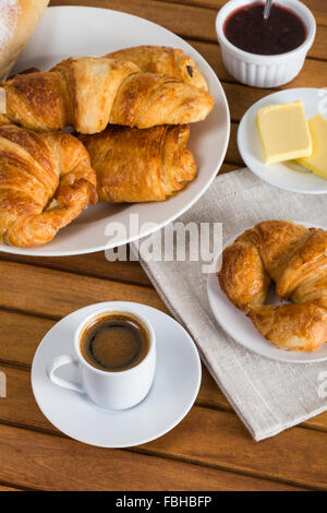 Croissant e caffè sul tavolo per la colazione Foto Stock