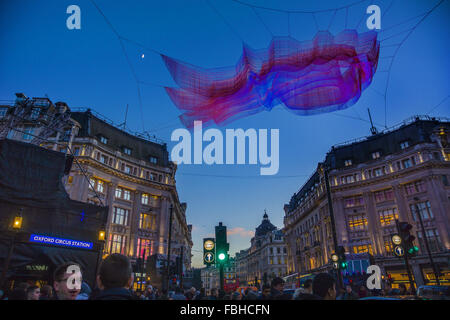 Londra, Regno Unito. 16 gennaio, 2016. Lumiere display a Oxford Circus al crepuscolo Credito: Marcus Tylor/Alamy Live News Foto Stock