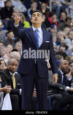 Washington, DC, Stati Uniti d'America. 16 gennaio, 2016. 20160116 - Villanova head coach JAY WRIGHT dirige il suo team contro Georgetown nel primo semestre al Verizon Center di Washington. Credito: Chuck Myers/ZUMA filo/Alamy Live News Foto Stock