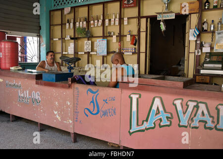 Cancellieri al governo store (bodega) dove tessere di razionamento sono utilizzati, Regla, Cuba Foto Stock