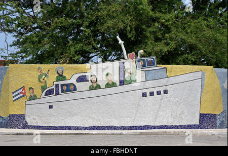 Mosaico murale di Granma in barca e rivoluzionari di Jose Fuster Jaimanitas quartiere, Havana, Cuba Foto Stock