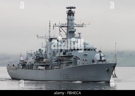 Avvicinando Kingston Quay in Port Glasgow, HMS Northumberland upriver teste a Glasgow per una visita prima di esercitare congiuntamente il guerriero Foto Stock