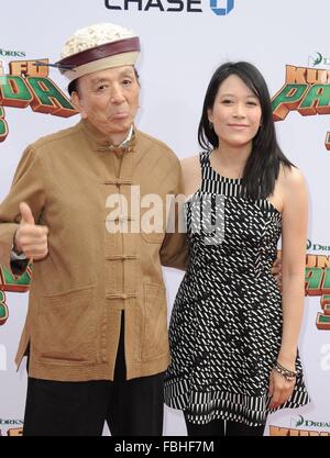 Los Angeles, CA, Stati Uniti d'America. 16 gennaio, 2016. James Hong, figlia Aprile presso gli arrivi di Kung Fu Panda 3 Premiere, Cinese TCL 6 teatri (in precedenza Grauman's), Los Angeles, CA 16 gennaio 2016. Credito: Dee Cercone/Everett raccolta/Alamy Live News Foto Stock