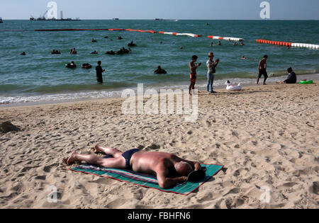 Una safe area nuoto è segnato da galleggianti collegati / boe sulla spiaggia di Pattaya Thailandia per proteggere i bagnanti dal jet skis etc Foto Stock