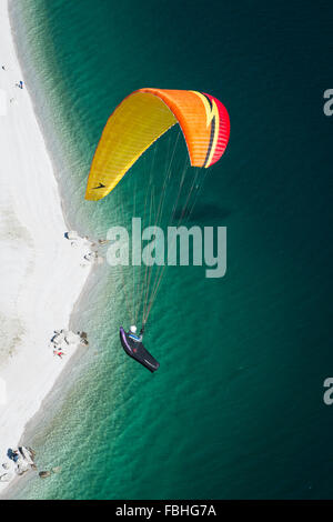 Il lago di Molveno, Molveno, lago balneabile, lago di montagna, balneazione, tempo libero, spiaggia, estate, antenna shot, Regione di vacanza, Trentino, Italia Foto Stock