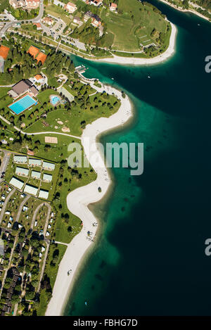 Il lago di Molveno, Molveno, lago balneabile, lago di montagna, balneazione, tempo libero, spiaggia, estate, antenna shot, Regione di vacanza, Trentino, Italia Foto Stock