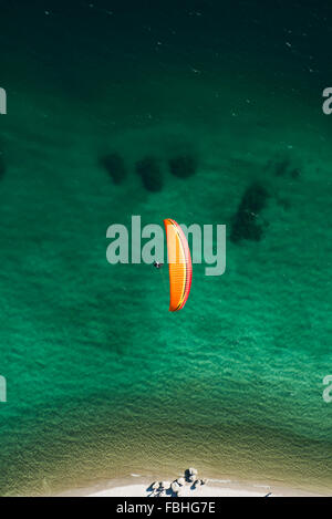 Il lago di Molveno, Molveno, lago balneabile, lago di montagna, balneazione, tempo libero, spiaggia, estate, antenna shot, Regione di vacanza, Trentino, Italia Foto Stock