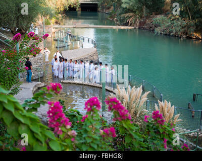 Gruppo cristiano a Yardenit sito del battesimo nel fiume Giordano Foto Stock