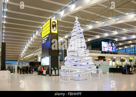 Albero di natale a livello partenze, il Terminal 5 di Heathrow Airport. Hounslow, Greater London, England, Regno Unito Foto Stock