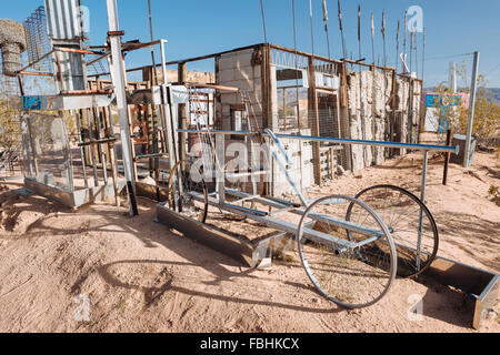 Assemblage scultura dal compianto Noah Purifoy in Noah Purifoy all aperto del deserto Art Museum, Joshua Tree, California Foto Stock