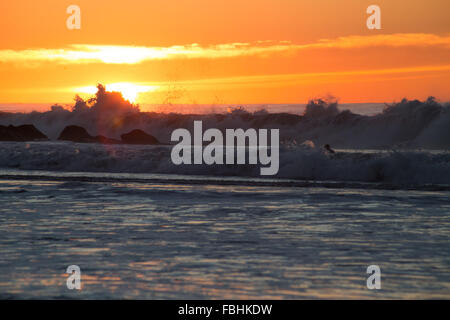 High surf in prima mattinata a Rockaway Beach, Queens, a New York. Fotografato nel mese di ottobre 2015. Foto Stock