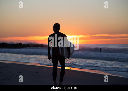 Di prima mattina sessione di surf in Rockaway Beach, Queens, a New York. Fotografato nel mese di ottobre 2015. Foto Stock