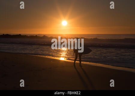 Di prima mattina sessione di surf in Rockaway Beach, Queens, a New York. Fotografato nel mese di ottobre 2015. Foto Stock